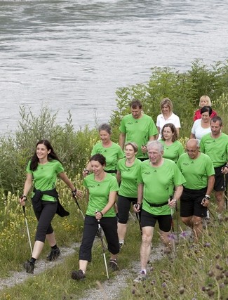 Hübi mit den Walkerinnen und Walkern unterwegs